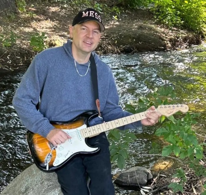 Jeremy Messenger Jeremy Messenger with guitar